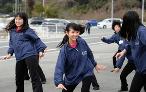 福島県いわき市の復興応援イベントでダンスを披露する會田もえさん（前列中央）＝２０１９年１月２８日