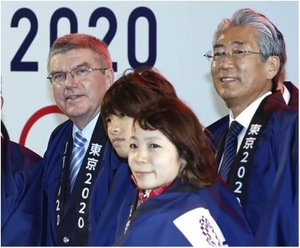 ジャパンハウスで行われたレセプションに出席し、(右端から)竹田恒和JOC会長、重量挙げの三宅宏実選手、柔道の近藤亜美選手と写真に納まるIOCのバッハ会長=7日、リオデジャネイロ(共同)