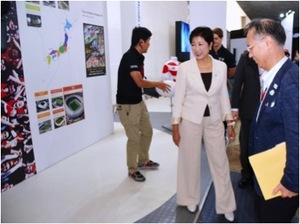 「ジャパンハウス」を視察する東京都の小池百合子知事=19日、リオデジャネイロ(共同)