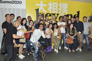 「大相撲beyond2020場所」の会場で記念撮影する来場者=4日、両国国技館