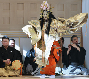 装束付き舞囃子「吉野天人」を演じる梅若玄祥さん=7日午後、東京都中央区