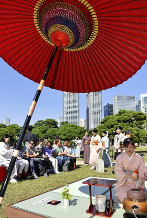 東京・汐留の浜離宮恩賜庭園で開幕した「東京大茶会」=2016年10月15日午前