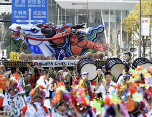 「東北六魂祭パレード」で披露された青森ねぶた祭=2016年11月20日