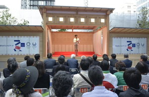 文化プログラムのキックオフ式典で話す東京都の小池百合子知事(奥)=2016年10月7日、東京・日本橋