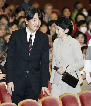 日本の伝統文化を海外から来た人たちに知ってもらうイベントに出席された秋篠宮ご夫妻=2016年12月10日午後、東京都渋谷区