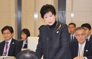 東京五輪・パラリンピックに向けた文化プログラムを検討する評議会で話す小池百合子東京都知事=2017年1月19日午後、東京都庁