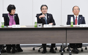 マスコットの選考方法を決める検討会議の第4回会合で、あいさつする宮田亮平座長。左は副座長の生駒芳子さん。右は組織委の武藤敏郎事務総長=2017年2月13日午後、東京都港区