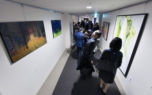 文化庁の廊下に展示された作品を見る人たち=2017年3月9日午後、東京・霞が関