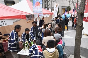東京都内で開催された「汐留・新橋 企業合同物産展 NIPPON市 温泉・日本酒編」=2017年3月28日午後