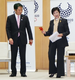 小池百合子都知事(右)に面会し、東京五輪・パラリンピックの開閉会式で「よさこい踊り」採用を要望する高知県の尾崎正直知事=2017年3月23日、東京都庁