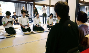日本遺産を広めるイベントで、出演者ら(手前)を取材する高校生=2017年7月2日午後、京都府宇治市の万福寺