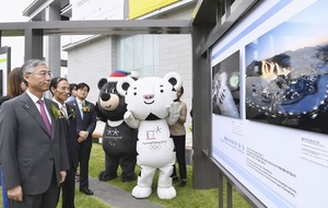 2017年9月5日、ソウルで開幕した、日中韓の3通信社が合同で開催した写真展(共同)