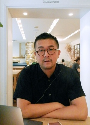 東京五輪で国内初のLGBT拠点「プライドハウス」の設置を目指す松中権さん=2017年7月、東京都内