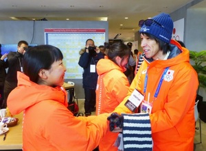 韓国・平昌の「ジャパンハウス」を訪問、葛西紀明選手(右)らと握手する被災地の中高生=2018年2月11日(共同)