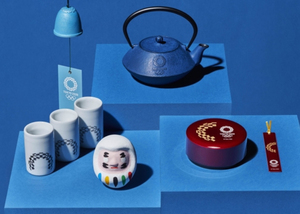 2020年東京五輪・パラリンピックと東北3県の伝統工芸品のコラボ商品。奥は南部鉄器の急須と風鈴、左は大堀相馬焼のぐい飲みと白河だるま、右は玉虫塗の小物入れとしおり(大会組織委員会提供)
