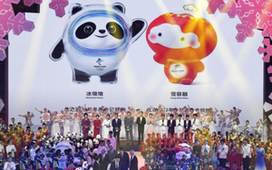 発表された２０２２年北京冬季五輪のマスコット「氷墩墩（ビンドゥンドゥン）」（左）とパラリンピックのマスコット「雪容融（シュエロンロン）」＝２０１９年９月１７日、北京（共同）